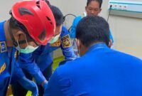 Aksi penyelamatan darurat. Personel Damkarmat Kulon Progo menggunakan peralatan presisi guna melepaskan botol yang terjepit di bagian vital seorang lansia di RSUD Wates pada Selasa siang. Dok: Merapi Uncover.