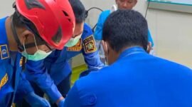 Aksi penyelamatan darurat. Personel Damkarmat Kulon Progo menggunakan peralatan presisi guna melepaskan botol yang terjepit di bagian vital seorang lansia di RSUD Wates pada Selasa siang. Dok: Merapi Uncover.
