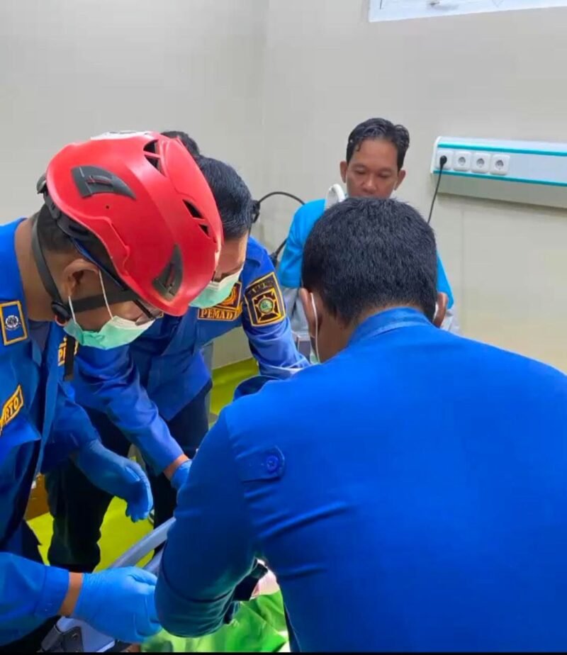 Aksi penyelamatan darurat. Personel Damkarmat Kulon Progo menggunakan peralatan presisi guna melepaskan botol yang terjepit di bagian vital seorang lansia di RSUD Wates pada Selasa siang. Dok: Merapi Uncover.