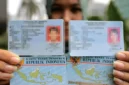 Ilustrasi KTP elektronik (e-KTP) Indonesia di tangan warga terkait wacana denda kehilangan KTP oleh pemerintah. (Posnews/Ist)