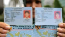 Ilustrasi KTP elektronik (e-KTP) Indonesia di tangan warga terkait wacana denda kehilangan KTP oleh pemerintah. (Posnews/Ist)