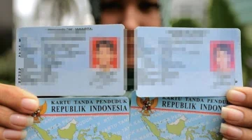 Ilustrasi KTP elektronik (e-KTP) Indonesia di tangan warga terkait wacana denda kehilangan KTP oleh pemerintah. (Posnews/Ist)