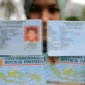 Ilustrasi KTP elektronik (e-KTP) Indonesia di tangan warga terkait wacana denda kehilangan KTP oleh pemerintah. (Posnews/Ist)