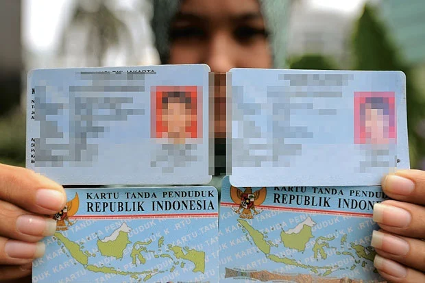 Ilustrasi KTP elektronik (e-KTP) Indonesia di tangan warga terkait wacana denda kehilangan KTP oleh pemerintah. (Posnews/Ist)