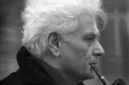 Melampaui kepastian bahasa. Jacques Derrida mengguncang fondasi berpikir Barat melalui dekonstruksi, sebuah metode pembacaan kritis yang membuktikan bahwa makna selalu tertunda dan tidak pernah benar-benar utuh. Dok: Istimewa.