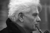 Melampaui kepastian bahasa. Jacques Derrida mengguncang fondasi berpikir Barat melalui dekonstruksi, sebuah metode pembacaan kritis yang membuktikan bahwa makna selalu tertunda dan tidak pernah benar-benar utuh. Dok: Istimewa.