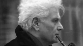 Melampaui kepastian bahasa. Jacques Derrida mengguncang fondasi berpikir Barat melalui dekonstruksi, sebuah metode pembacaan kritis yang membuktikan bahwa makna selalu tertunda dan tidak pernah benar-benar utuh. Dok: Istimewa.