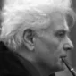 Melampaui kepastian bahasa. Jacques Derrida mengguncang fondasi berpikir Barat melalui dekonstruksi, sebuah metode pembacaan kritis yang membuktikan bahwa makna selalu tertunda dan tidak pernah benar-benar utuh. Dok: Istimewa.