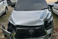 Mobil jaringan narkoba Malaysia-Indonesia sempat kabur kemudian dikejar dengan memberikan tembakan peringatan. Akibatnya, mobil kehilangan kendali, masuk parit, dan menabrak pohon. (Posnews/Ist)

