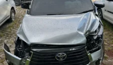 Mobil jaringan narkoba Malaysia-Indonesia sempat kabur kemudian dikejar dengan memberikan tembakan peringatan. Akibatnya, mobil kehilangan kendali, masuk parit, dan menabrak pohon. (Posnews/Ist)
