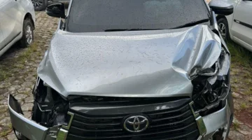 Mobil jaringan narkoba Malaysia-Indonesia sempat kabur kemudian dikejar dengan memberikan tembakan peringatan. Akibatnya, mobil kehilangan kendali, masuk parit, dan menabrak pohon. (Posnews/Ist)
