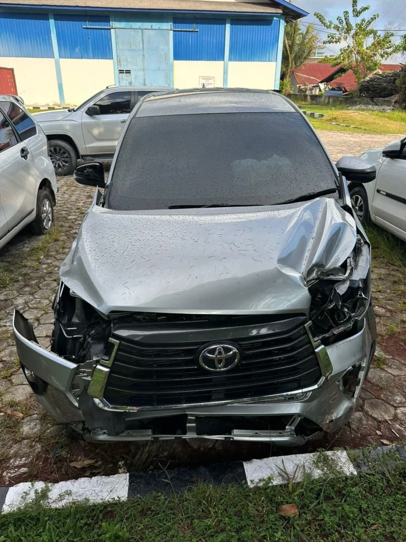 Mobil jaringan narkoba Malaysia-Indonesia sempat kabur kemudian dikejar dengan memberikan tembakan peringatan. Akibatnya, mobil kehilangan kendali, masuk parit, dan menabrak pohon. (Posnews/Ist)
