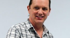 Ilusi satu suara. Di tengah formalitas pemilu tahun 2026, teori Jeffrey Winters mengungkap bagaimana konsentrasi kekayaan material menciptakan 