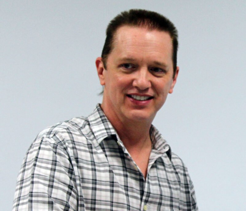 Ilusi satu suara. Di tengah formalitas pemilu tahun 2026, teori Jeffrey Winters mengungkap bagaimana konsentrasi kekayaan material menciptakan