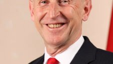 Keamanan di bawah permukaan. Inggris mengerahkan armada militer untuk mengadang kapal selam Rusia yang beroperasi di sekitar kabel dan pipa energi strategis, mengonfirmasi kesiapan pertahanan nasional di tengah fokus global pada konflik Timur Tengah. Dok: Istimewa.