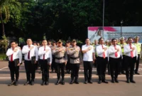 Kapolda Metro Jaya menyerahkan Pin Emas Kapolri kepada anggota Ditresnarkoba usai pengungkapan 516 kg sabu jaringan internasional. (Posnews/Ist)