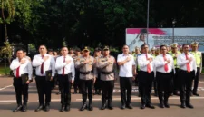 Kapolda Metro Jaya menyerahkan Pin Emas Kapolri kepada anggota Ditresnarkoba usai pengungkapan 516 kg sabu jaringan internasional. (Posnews/Ist)