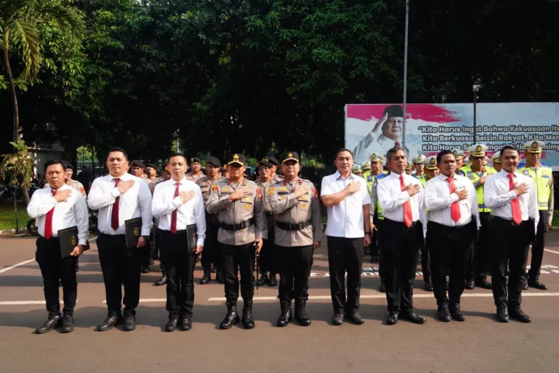 Kapolda Metro Jaya menyerahkan Pin Emas Kapolri kepada anggota Ditresnarkoba usai pengungkapan 516 kg sabu jaringan internasional. (Posnews/Ist)