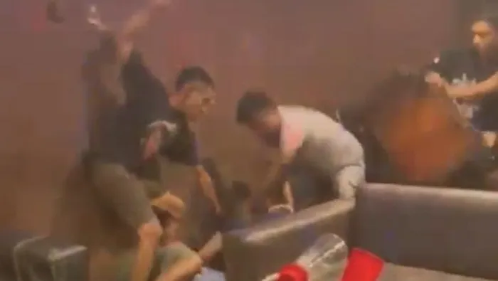 Suasana ricuh di diskotek Toraja Utara saat terjadi baku hantam. (Posnews/Ist)