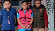 Ketua Ombudsman RI Hery Susanto mengenakan rompi tahanan saat digiring petugas Kejaksaan Agung. (Posnews/Kejagung)