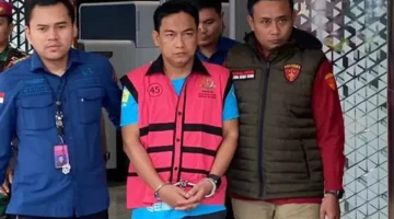Ketua Ombudsman RI Hery Susanto mengenakan rompi tahanan saat digiring petugas Kejaksaan Agung. (Posnews/Kejagung)
