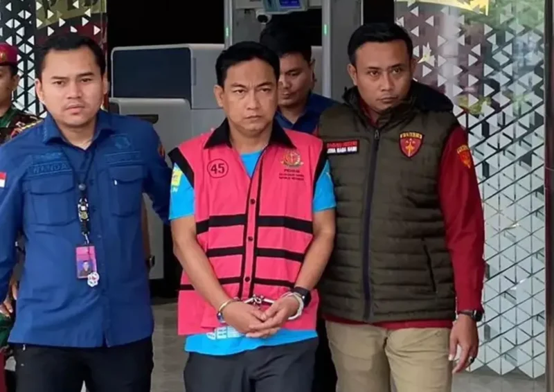 Ketua Ombudsman RI Hery Susanto mengenakan rompi tahanan saat digiring petugas Kejaksaan Agung. (Posnews/Kejagung)