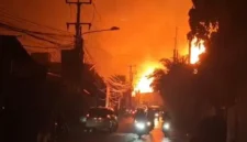 Kobaran api melalap SPBE Cimuning di Mustika Jaya Bekasi hingga menyebabkan belasan korban luka bakar. (Posnews/ist)