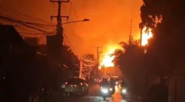 Kobaran api dan asap tebal melahap SPBE di Cimuning Bekasi hingga merusak permukiman warga. (Posnews/ist)