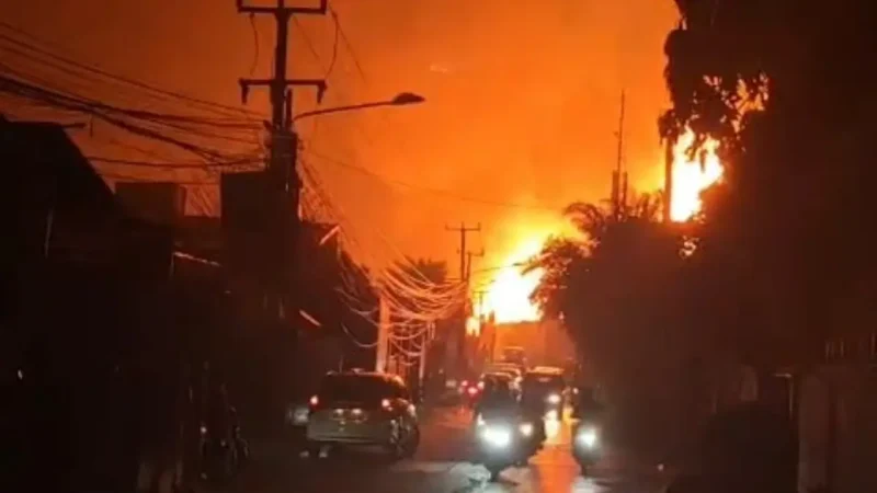 Kobaran api melalap SPBE Cimuning di Mustika Jaya Bekasi hingga menyebabkan belasan korban luka bakar. (Posnews/ist)