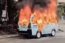 Kondisi angkot hangus terbakar di Jalan KH Mas Mansyur Tanah Abang setelah sopir disiram bensin dan dibakar pelaku. (Posnews/Ist)