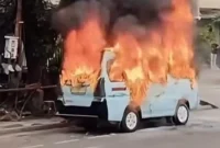 Kondisi angkot hangus terbakar di Jalan KH Mas Mansyur Tanah Abang setelah sopir disiram bensin dan dibakar pelaku. (Posnews/Ist)