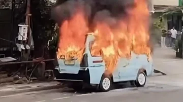 Kondisi angkot hangus terbakar di Jalan KH Mas Mansyur Tanah Abang setelah sopir disiram bensin dan dibakar pelaku. (Posnews/Ist)