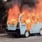 Kondisi angkot hangus terbakar di Jalan KH Mas Mansyur Tanah Abang setelah sopir disiram bensin dan dibakar pelaku. (Posnews/Ist)