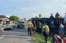 Kondisi bus rombongan calon jemaah haji yang terguling di Jalan Lintas Belitang OKU Timur setelah diduga sopir kehilangan konsentrasi saat berkendara. (Posnews/Ist)