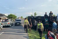 Kondisi bus rombongan calon jemaah haji yang terguling di Jalan Lintas Belitang OKU Timur setelah diduga sopir kehilangan konsentrasi saat berkendara. (Posnews/Ist)