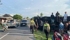 Kondisi bus rombongan calon jemaah haji yang terguling di Jalan Lintas Belitang OKU Timur setelah diduga sopir kehilangan konsentrasi saat berkendara. (Posnews/Ist)