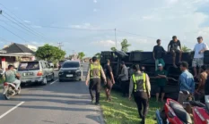 Diduga Sopir Main HP, Bus Calon Haji Terguling di OKU Timur – 8 Penumpang Terluka