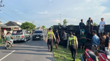 Kondisi bus rombongan calon jemaah haji yang terguling di Jalan Lintas Belitang OKU Timur setelah diduga sopir kehilangan konsentrasi saat berkendara. (Posnews/Ist)