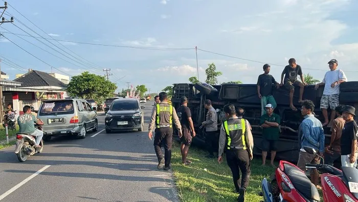 Kondisi bus rombongan calon jemaah haji yang terguling di Jalan Lintas Belitang OKU Timur setelah diduga sopir kehilangan konsentrasi saat berkendara. (Posnews/Ist)