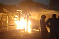 Korban luka bakar dirawat di rumah sakit usai kebakaran hebat SPBE Cimuning Bekasi. (Posnews/Ist)