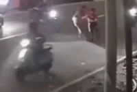 Korban begal anggota damkar tergeletak usai diserang di Jalan KH Hasyim Ashari Jakarta. (Posnews/Ist)