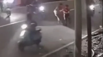 Korban begal anggota damkar tergeletak usai diserang di Jalan KH Hasyim Ashari Jakarta. (Posnews/Ist)