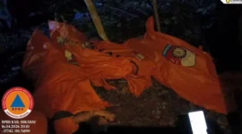 Tim SAR mengevakuasi korban helikopter PK-CFX yang jatuh di wilayah terjal Sekadau Kalimantan Barat. (Posnews/BPBD)