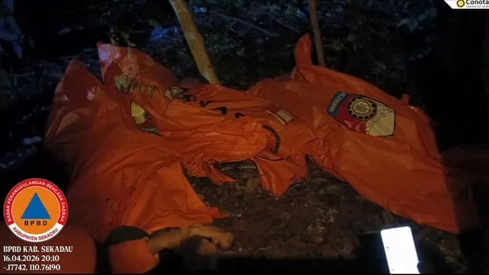 Tim SAR mengevakuasi korban helikopter PK-CFX yang jatuh di wilayah terjal Sekadau Kalimantan Barat. (Posnews/BPBD)