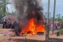 Massa membakar rumah dan sepeda motor terduga bandar narkoba di Rokan Hilir. (posnews/Ist)