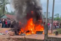 Massa membakar rumah dan sepeda motor terduga bandar narkoba di Rokan Hilir. (posnews/Ist)