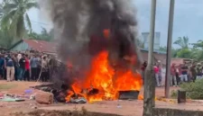 Massa membakar rumah dan sepeda motor terduga bandar narkoba di Rokan Hilir. (posnews/Ist)