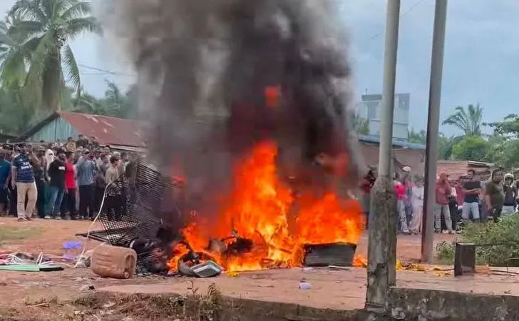 Massa membakar rumah dan sepeda motor terduga bandar narkoba di Rokan Hilir. (posnews/Ist)