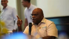 Menteri HAM Natalius Pigai memberikan pernyataan terkait kebebasan berpendapat. (Posnews/Ist)