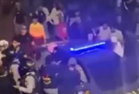 Mobil patroli polisi dikerubungi warga di Tebet Jakarta Selatan saat terjadi kericuhan akibat tawuran. (Posnews/Instagram)